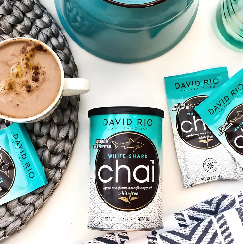 David Rio White Shark Chai 398 g – mieszanka białej herbaty z przyprawami do przygotowania chai latte, opakowanie puszka i saszetki