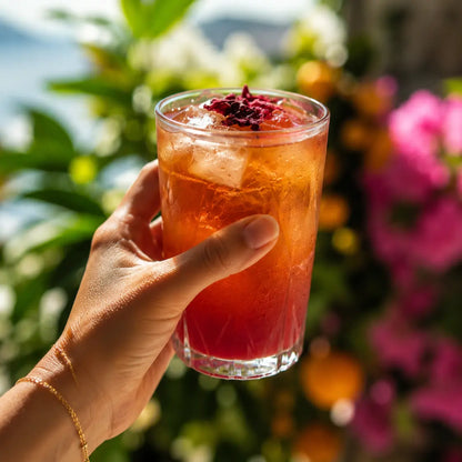 Orzeźwiający drink z syropem Cascara JAVA Coffee podany z lodem