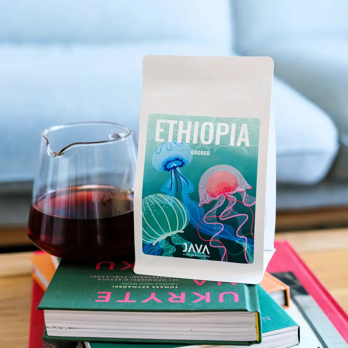 Kawa Ethiopia Gogogu od JAVA Coffee Roasters podana w serwerze do kawy obok opakowania produktu