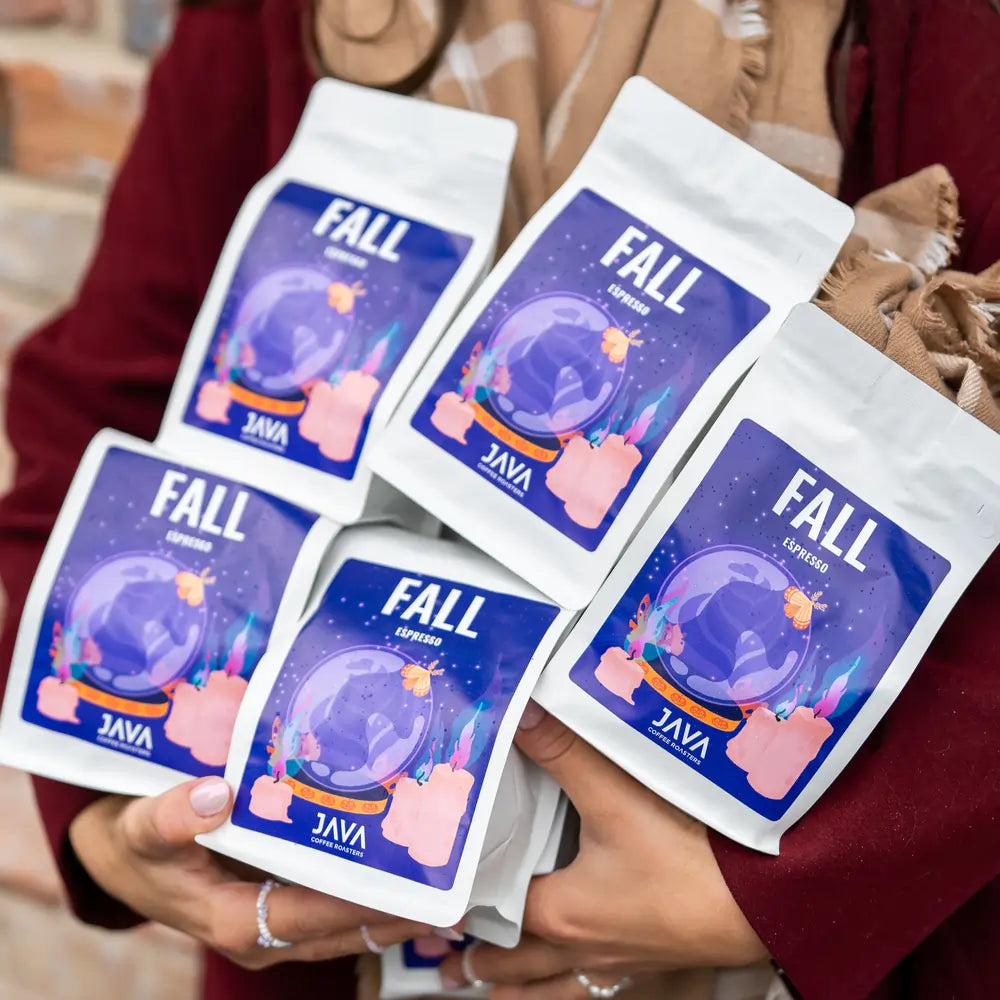 Kawa specialty Fall Espresso 250 g JAVA Coffee Roasters – kilka paczek trzymanych w dłoniach