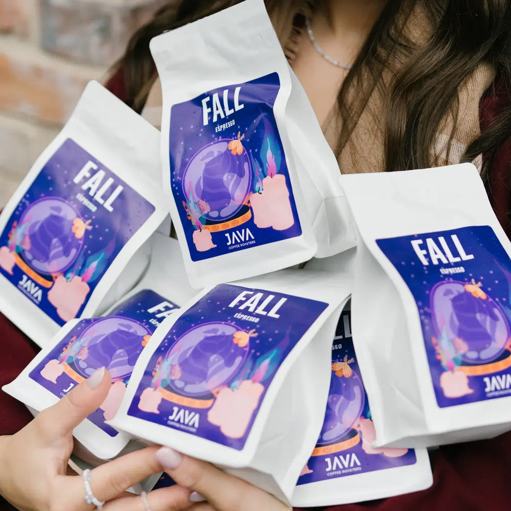 Kawa specialty Fall Espresso 250 g JAVA Coffee Roasters – kilka opakowań trzymanych w rękach