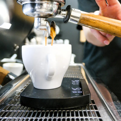 Felicita Arc – waga baristyczna podczas parzenia espresso na ekspresie kolbowym