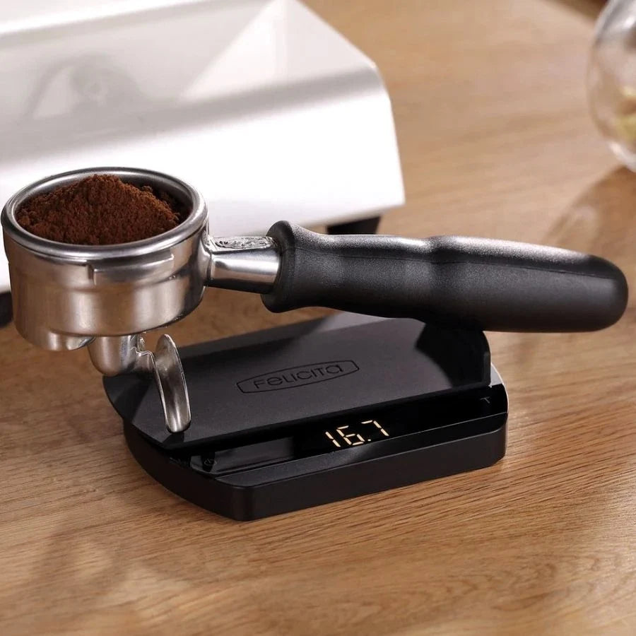 Felicita Arc – waga baristyczna do ważenia kawy w portafiltrze przed parzeniem espresso