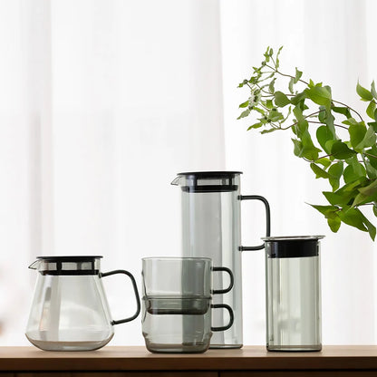 Kolekcja Hario Colors – szklane serwery, kubki i dzbanki do kawy i herbaty w szarej wersji, minimalistyczne zdjęcie lifestyle