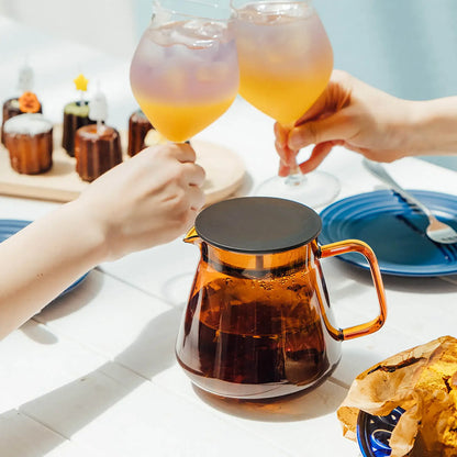 Hario Colors Tea & Coffee Server 600 ml – bursztynowy szklany serwer z filtrem, mrożona herbata i letnia aranżacja lifestyle