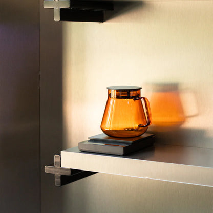 Hario Colors Tea & Coffee Server – bursztynowy szklany serwer do kawy i herbaty na metalowej półce, nowoczesne lifestyle zdjęcie