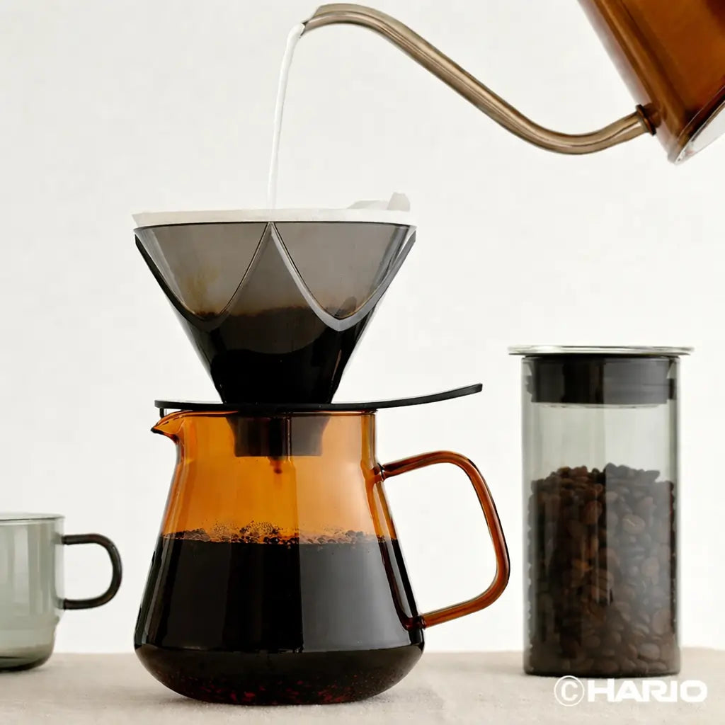 Hario Colors Tea & Coffee Server – bursztynowy szklany serwer pod dripper V60 podczas parzenia kawy przelewowej
