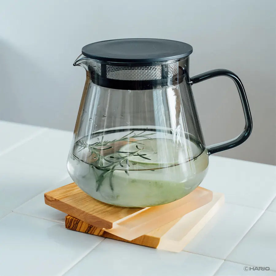 Hario Colors Tea & Coffee Server szary 600 ml – szklany serwer z filtrem do parzenia herbaty liściastej, minimalistyczne zdjęcie lifestyle