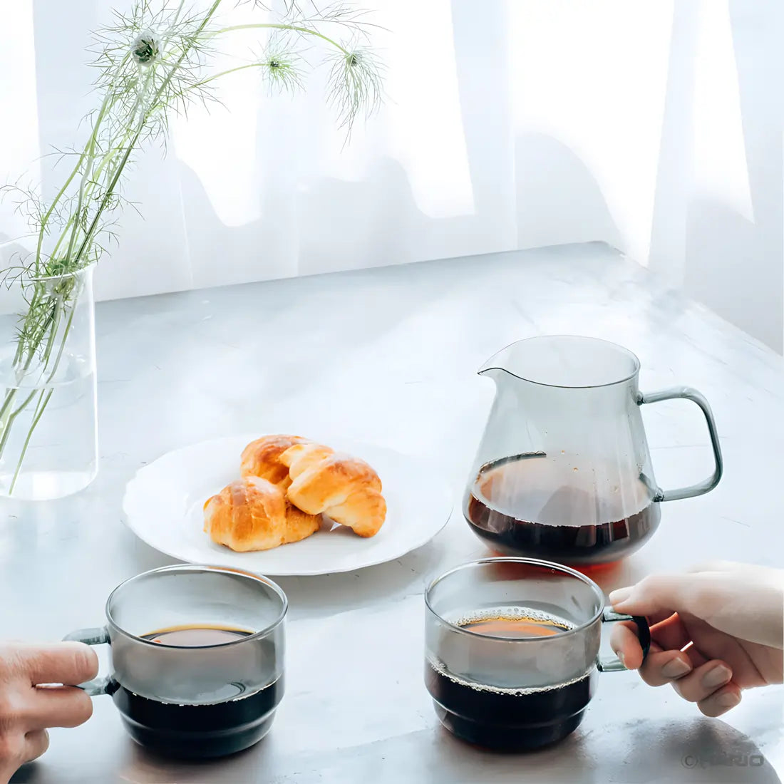 Hario Colors Tea & Coffee Server szary 600 ml – serwer do kawy przelewowej na stole śniadaniowym, filiżanki kawy i croissanty, zdjęcie lifestyle