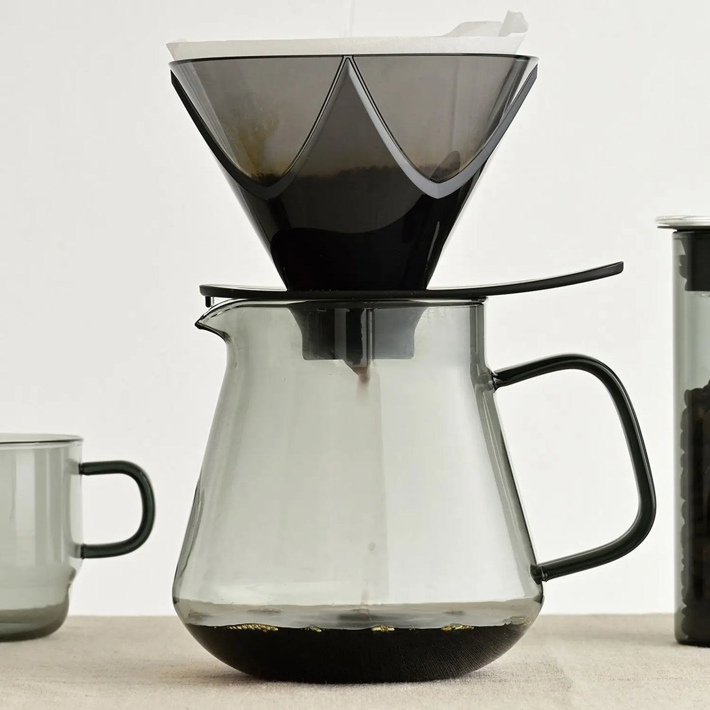 Hario Colors Tea & Coffee Server 600 ml – szary szklany serwer pod dripper V60 podczas parzenia kawy przelewowej