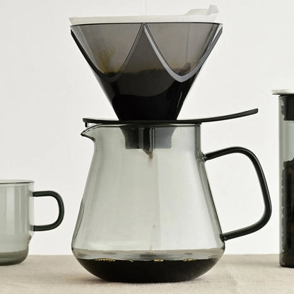 Hario Colors Tea & Coffee Server 600 ml – szary szklany serwer pod dripper V60 podczas parzenia kawy przelewowej
