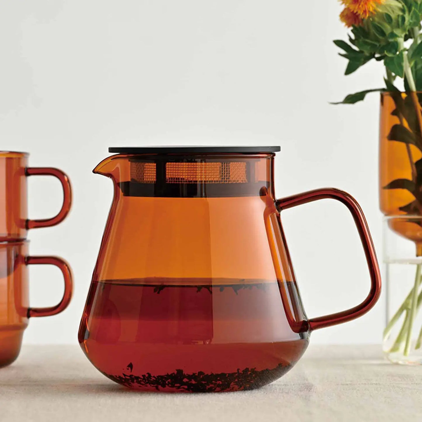 Hario Colors Tea & Coffee Server 600 ml – bursztynowy szklany serwer z filtrem, zaparzona herbata liściasta, zdjęcie lifestyle
