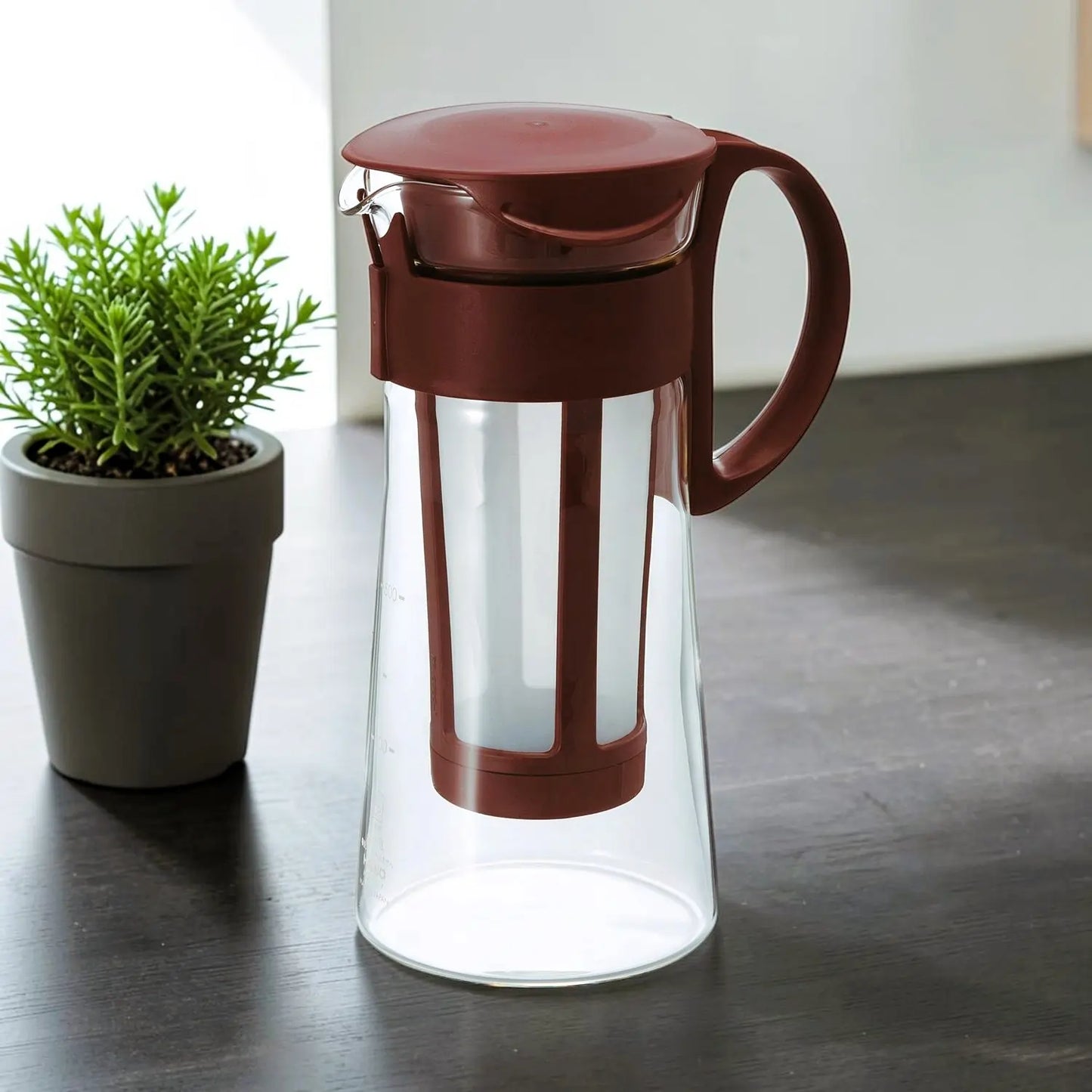 Hario Mizudashi Cold Brew 1L brązowy – dzbanek do kawy i herbaty na zimno w aranżacji kuchennej