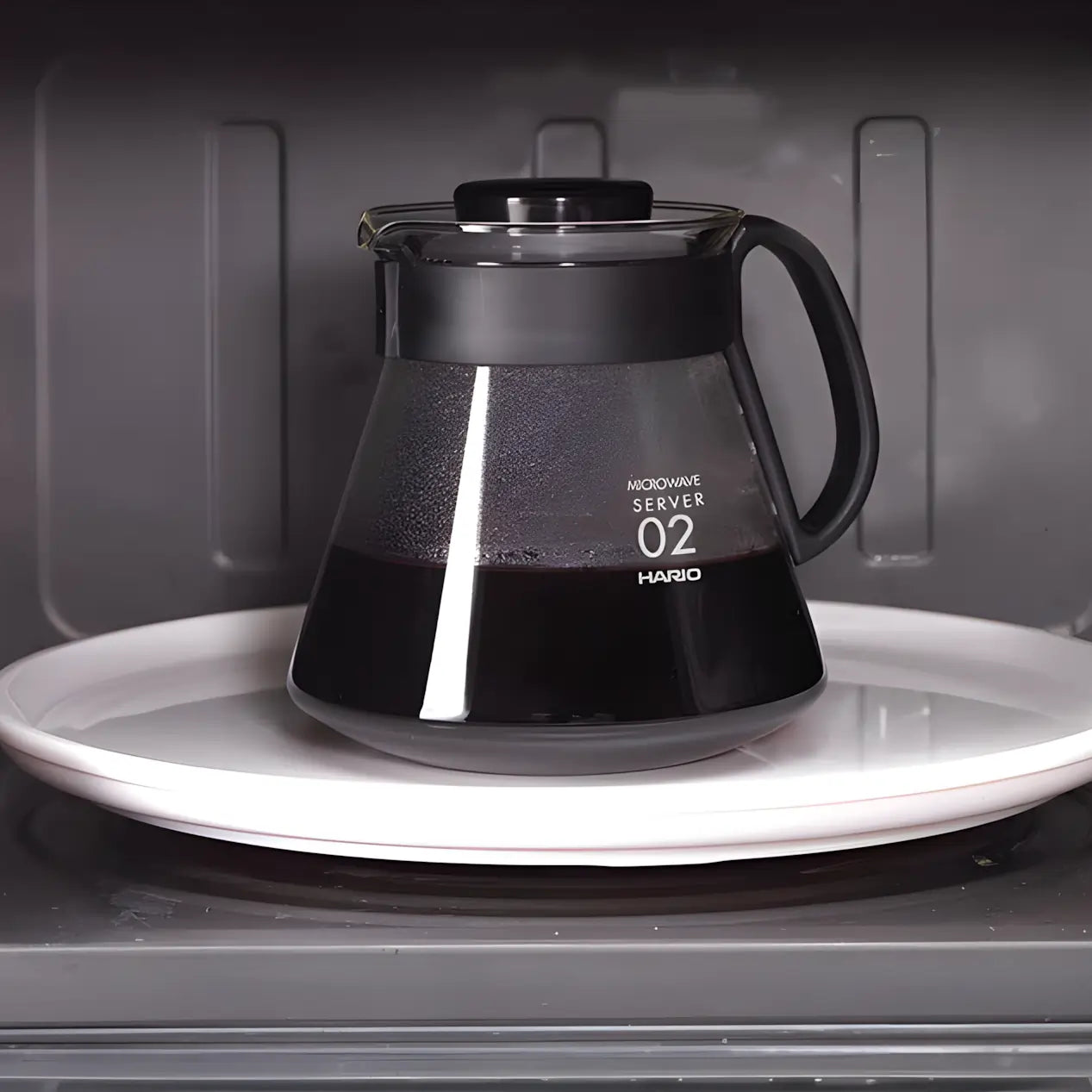 Serwer do kawy Hario Range Server V60 02 z kawą umieszczony w kuchence mikrofalowej, szklany dzbanek żaroodporny z pokrywką, podgrzewanie naparu