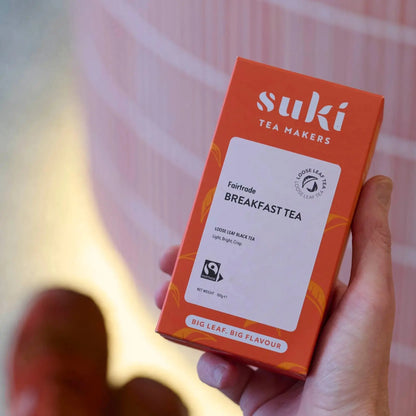 Herbata czarna Breakfast Tea SUKI 100 g – liściasta Fairtrade, opakowanie trzymane w dłoni, klasyczna herbata śniadaniowa