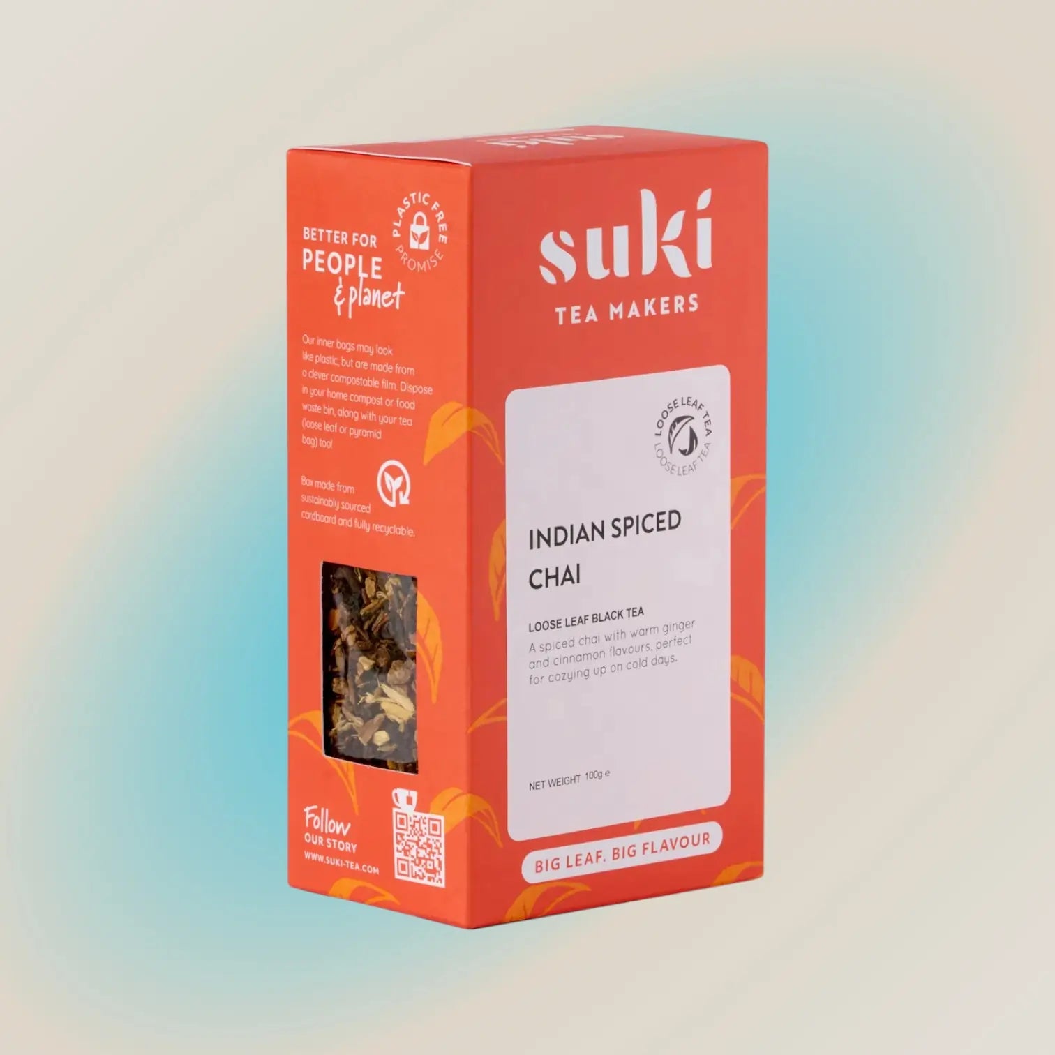 Herbata czarna Indian Spiced Chai SUKI Tea 100 g – liściasta mieszanka z imbirem, cynamonem i przyprawami korzennymi, packshot na kolorowym tle