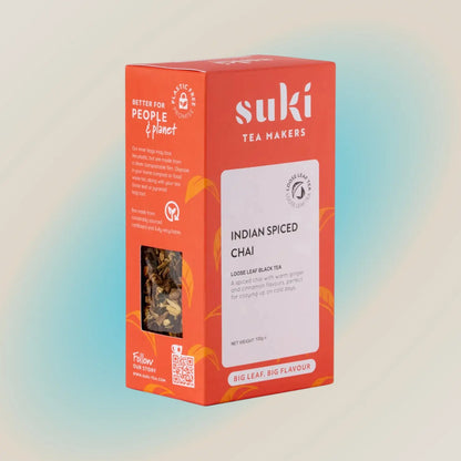 Herbata czarna Indian Spiced Chai SUKI Tea 100 g – liściasta mieszanka z imbirem, cynamonem i przyprawami korzennymi, packshot na kolorowym tle