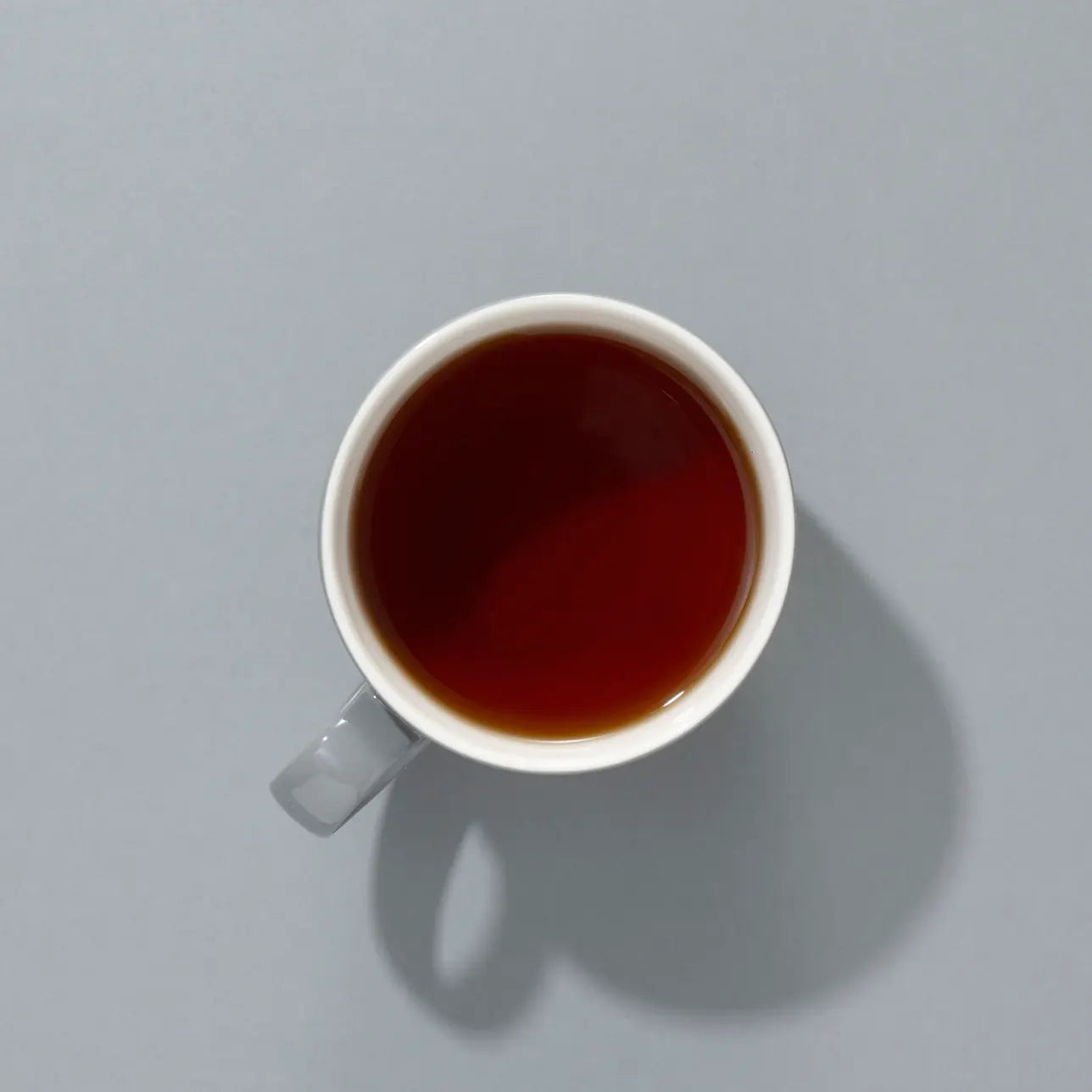 Filiżanka zaparzonej herbaty Indian Spiced Chai SUKI – ciemny napar czarnej herbaty z przyprawami, widok z góry