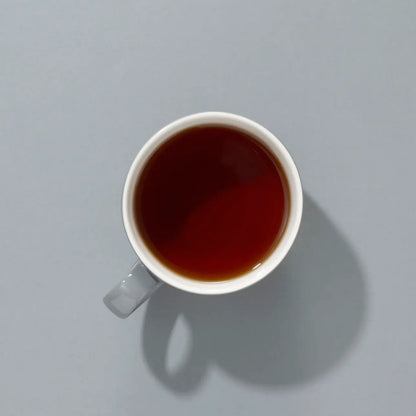 Filiżanka zaparzonej herbaty Indian Spiced Chai SUKI – ciemny napar czarnej herbaty z przyprawami, widok z góry