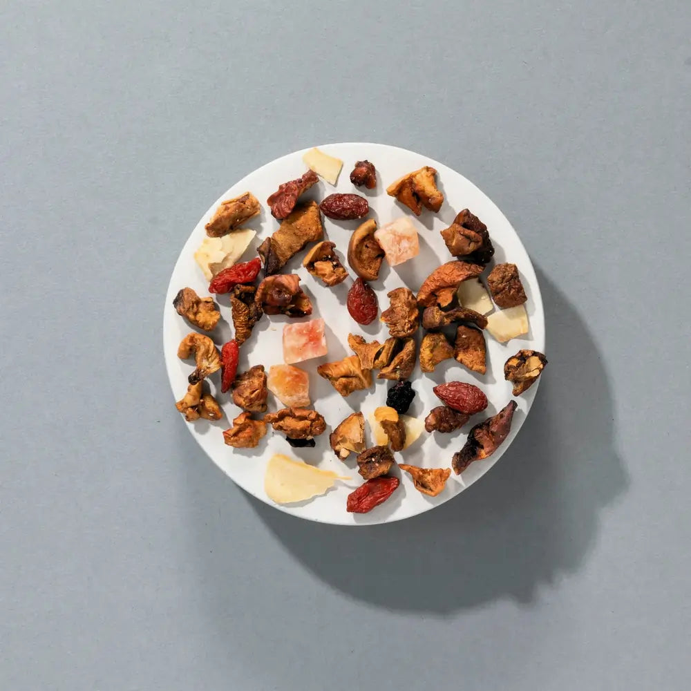 Herbata owocowa liściasta – mieszanka suszonych kawałków jabłka, ananasa, papai i owoców tropikalnych, widok z góry