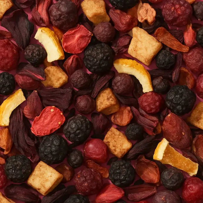 Suszona herbata owocowa SUKI Tea Bramble – kawałki jabłka, hibiskusa, jeżyn, malin, wiśni i porzeczek na różowym tle, widok z góry.