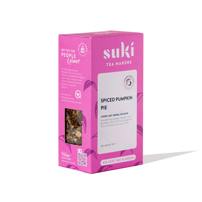 Herbata Suki Spiced Pumpkin Pie w różowym opakowaniu z okienkiem, widok pod kątem na pudełko na białym tle