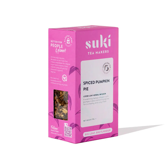 Herbata Suki Spiced Pumpkin Pie w różowym opakowaniu z okienkiem, widok pod kątem na pudełko na białym tle