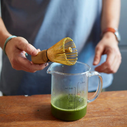 Przygotowanie matchy bambusową miotełką chasen – spienianie matchy w dzbanku, jak przygotować matchę krok po kroku