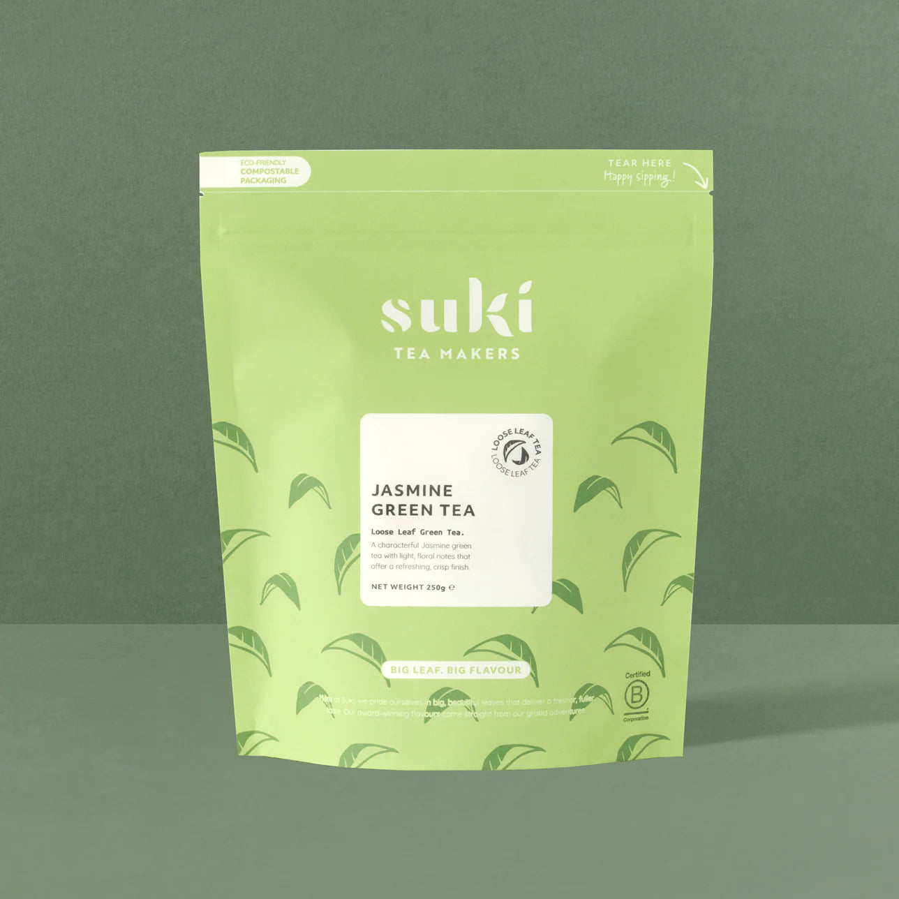 Opakowanie jaśminowej zielonej herbaty liściastej Suki Tea – Jasmine Green Tea w ekologicznym, zielonym opakowaniu na jednolitym tle.