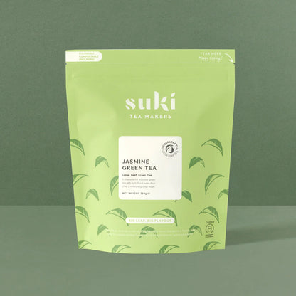 Opakowanie jaśminowej zielonej herbaty liściastej Suki Tea – Jasmine Green Tea w ekologicznym, zielonym opakowaniu na jednolitym tle.