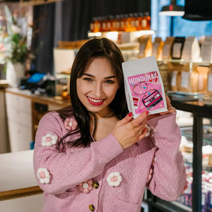 Kawa specialty Honduras Matazano prezentowana w kawiarni, lifestyle zdjęcie marki JAVA Coffee