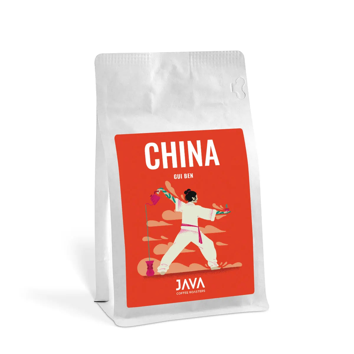 Packshot kawy JAVA Coffee Roasters China Gui Ben w białym opakowaniu z czerwoną etykietą przedstawiającą osobę w ruchu z dzbankiem do parzenia kawy.