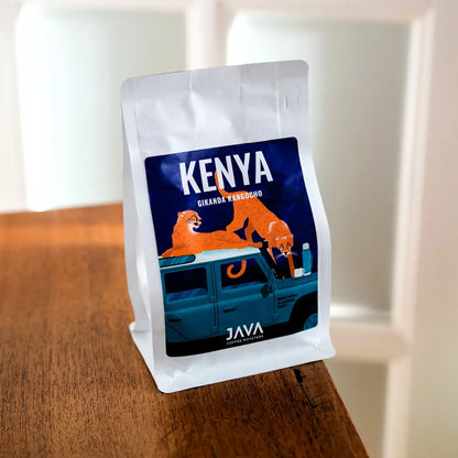 Kawa ziarnista Kenya Gikanda Kangoch od JAVA Coffee Roasters – opakowanie kawy ustawione na drewnianym stole, minimalistyczne lifestyle zdjęcie w naturalnym świetle.