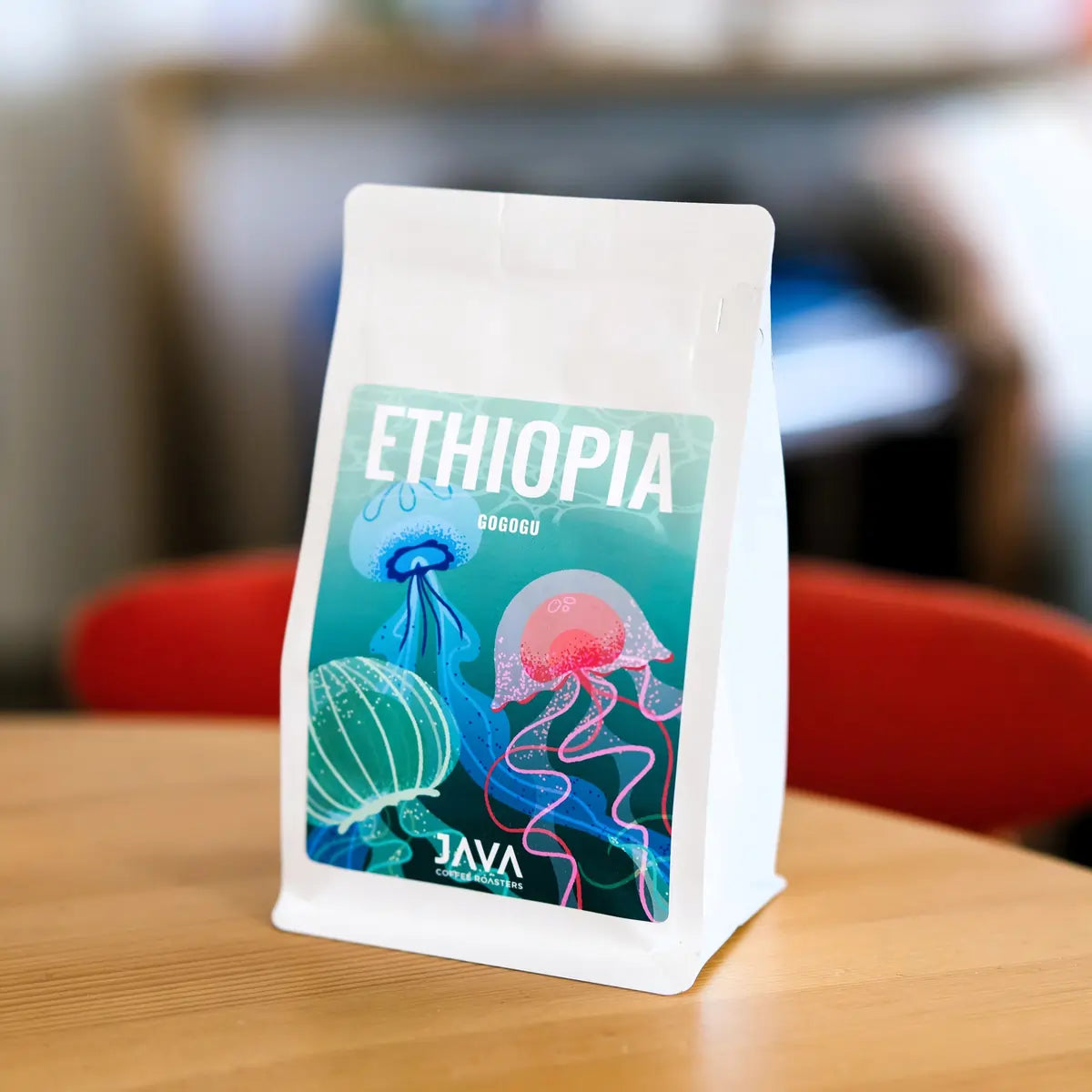 Kawa Ethiopia Gogogu od JAVA Coffee Roasters – opakowanie produktu na biurku w aranżacji lifestyle