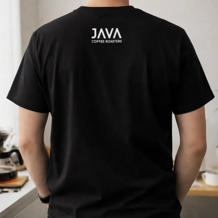 Czarna koszulka JAVA Coffee Roasters z logo na plecach – minimalistyczny branding, odzież baristyczna