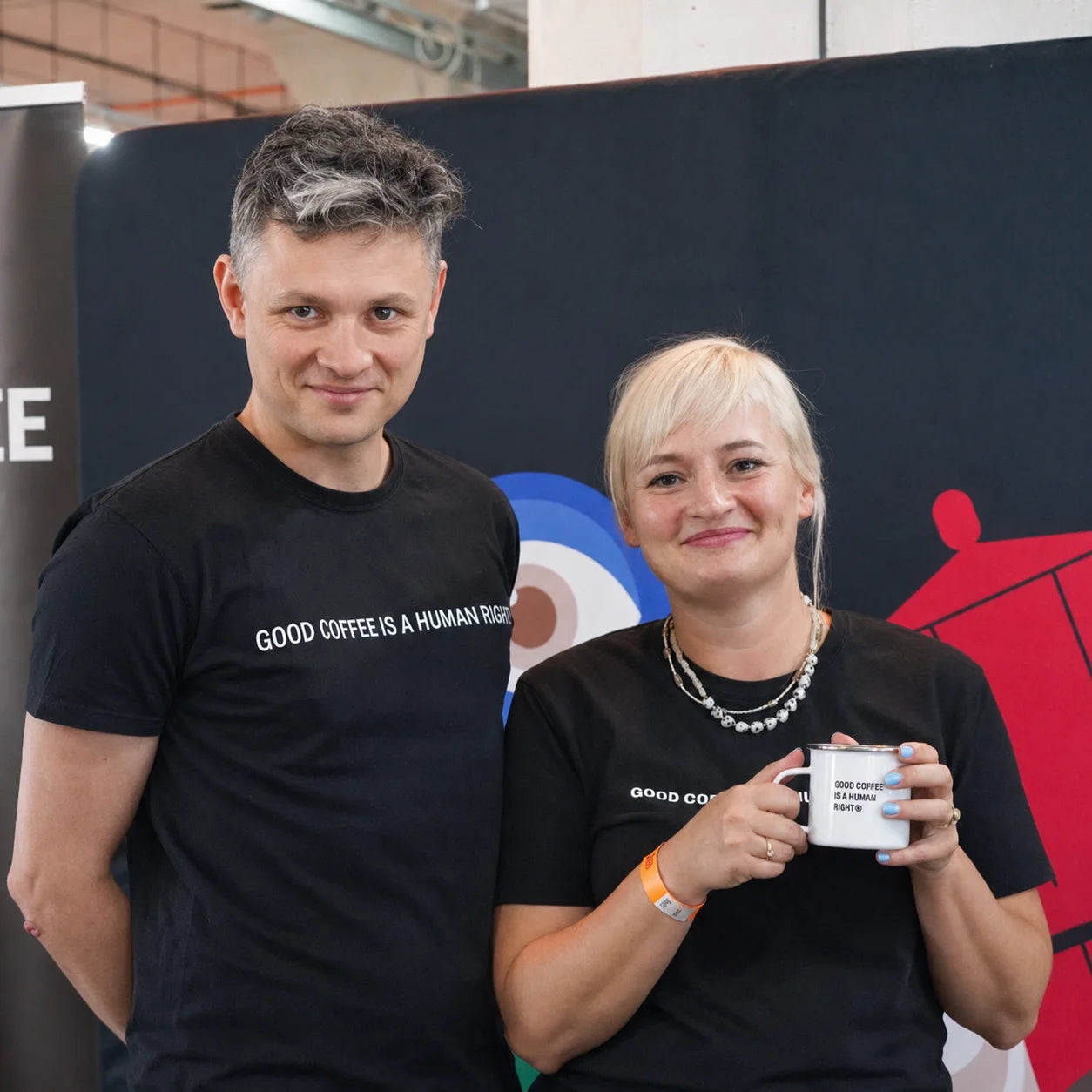 ALT SEO i GEO: Zespół JAVA Coffee w koszulkach „Good Coffee Is a Human Right” podczas wydarzenia kawowego