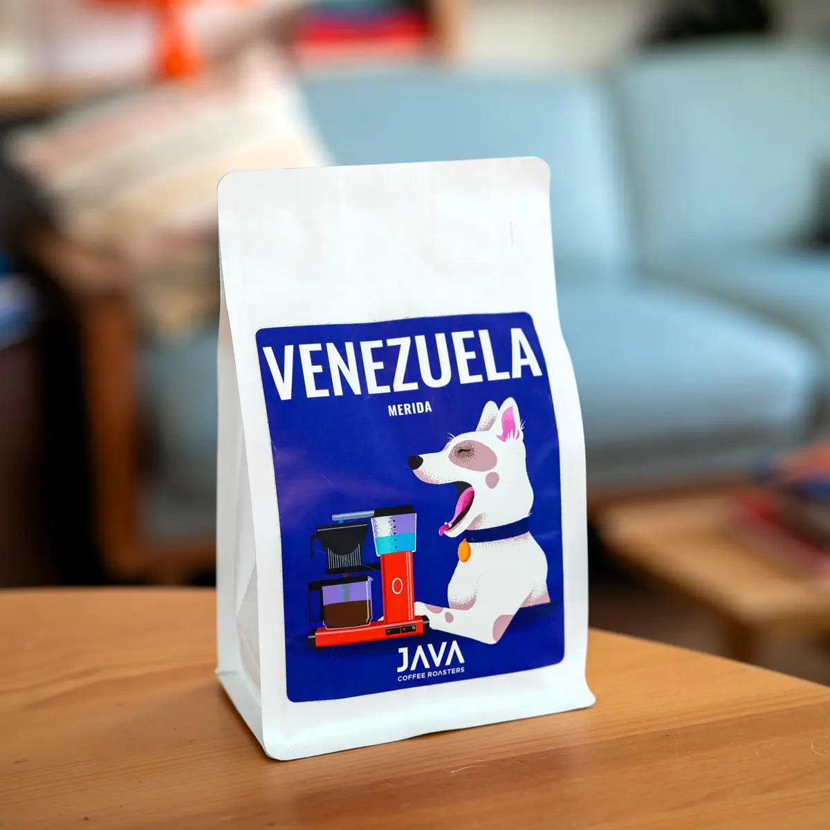 Kawa ziarnista Venezuela Merida 250g JAVA Coffee Roasters – opakowanie na stole w tle wnętrze kawiarni