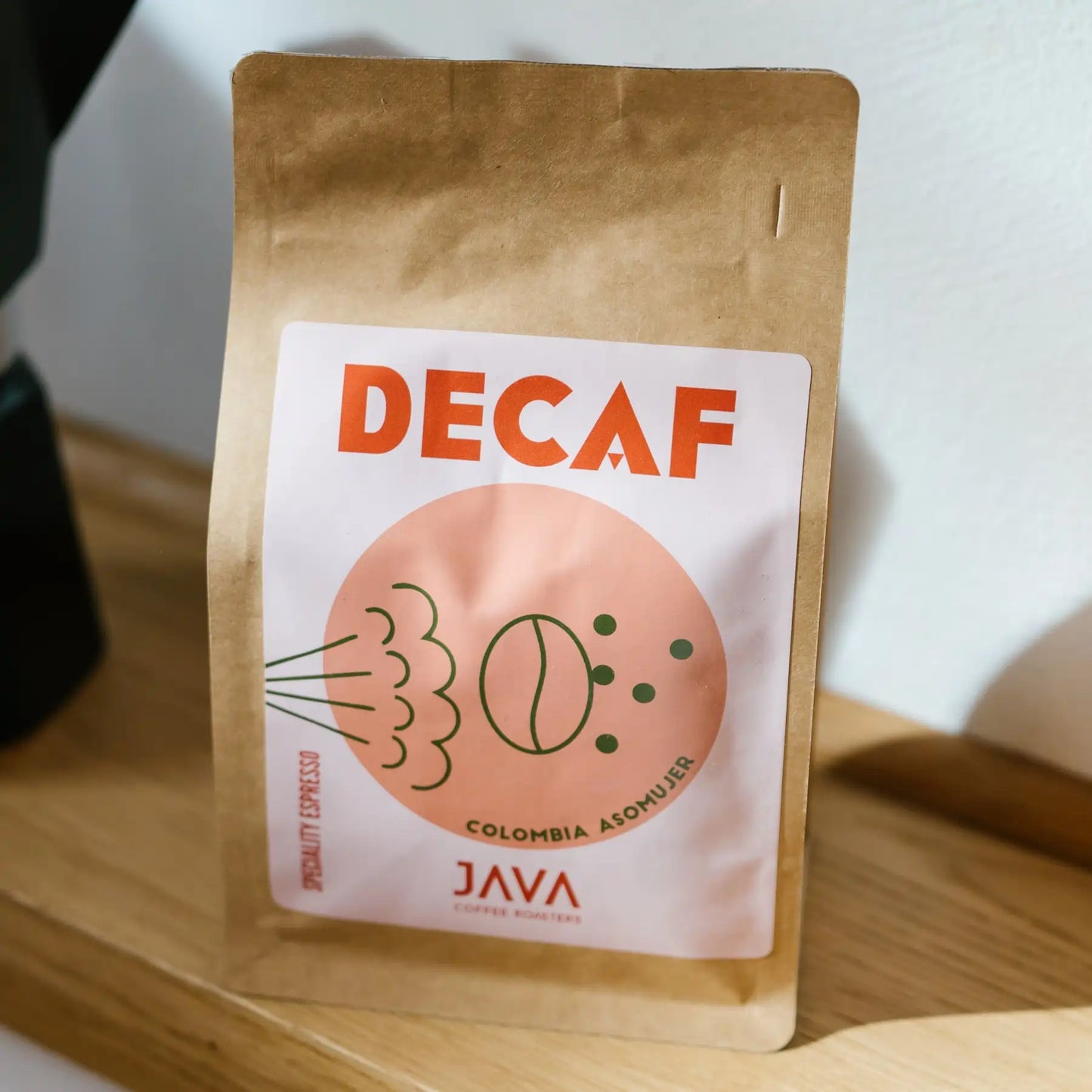 Kawa bezkofeinowa Java Coffee Roasters Decaf Colombia Asomuier 250g Specialty Espresso w brązowym opakowaniu stojąca na półce