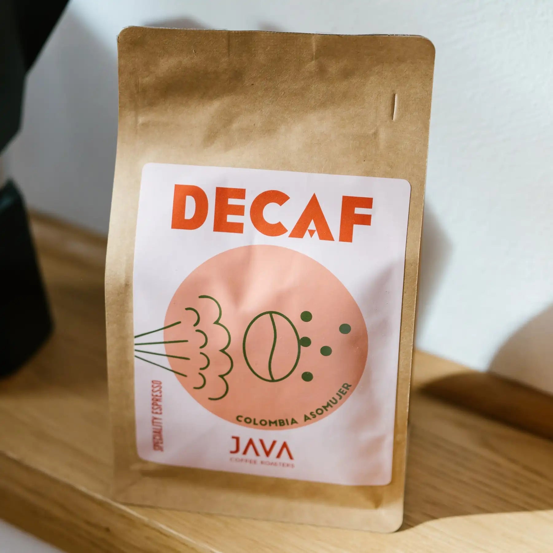 Kawa bezkofeinowa Java Coffee Roasters Decaf Colombia Asomuier 250g Specialty Espresso w brązowym opakowaniu stojąca na półce