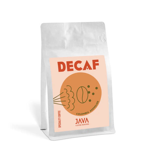 Kawa bezkofeinowa Java Coffee Roasters Decaf Colombia Asomuier 250g w białym opakowaniu na białym tle