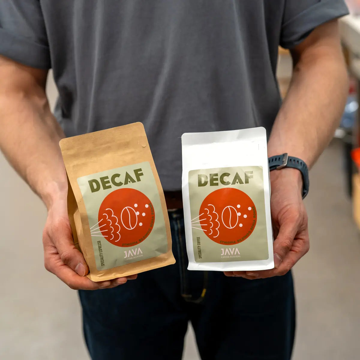 kawa bezkofeinowa decaf JAVA Coffee Ethiopia Sidamo – dwa opakowania w dłoniach, wersja kraft i biała