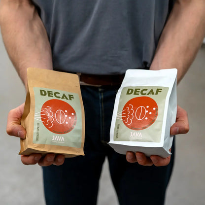 kawa bezkofeinowa JAVA Coffee Ethiopia – dwa opakowania decaf w dłoniach, wersja kraft i biała