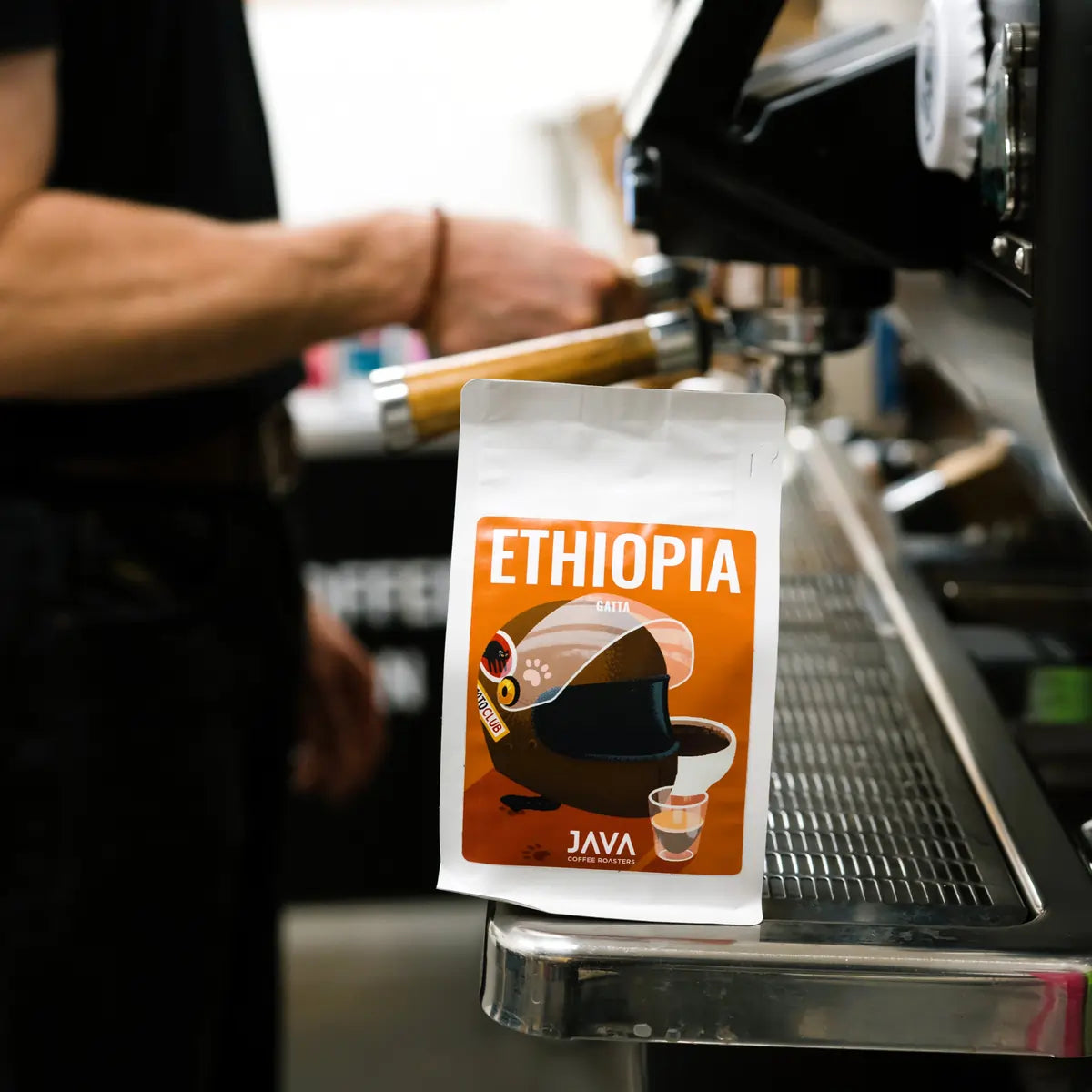Kawa Ethiopia Gatta od JAVA Coffee Roasters ustawiona na ekspresie kolbowym podczas parzenia espresso – zdjęcie baristyczne