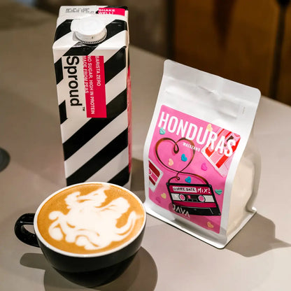 Kawa specialty Honduras Matazano z latte artem, opakowanie kawy JAVA Coffee i napój roślinny Sproud Barista Zero – zdjęcie lifestyle