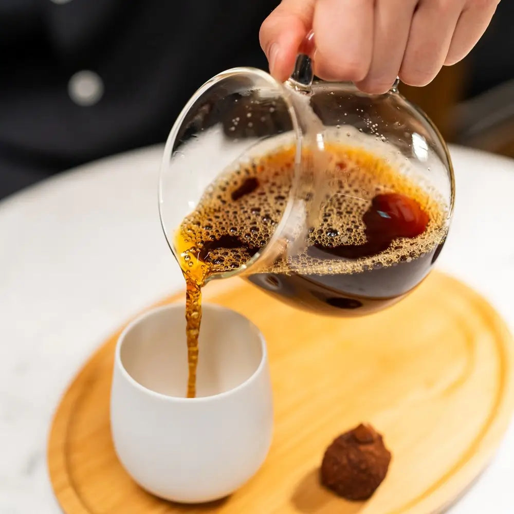 Świeżo zaparzona kawa przelewowa z dzbanka do minimalistycznej filiżanki – rytuał parzenia specialty coffee od JAVA Coffee Roasters