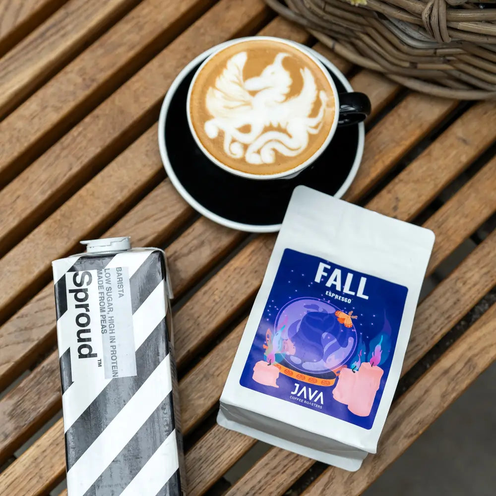 Kawa Specialty Fall Espresso JAVA Coffee Roasters z napojem Sproud Barista – filiżanka latte z latte art smokiem, jesienna edycja kawy