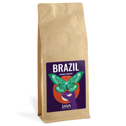 Brązowa torebka kawy Java Coffee Roasters „Brazil Naimeg Paraiso” z fioletową etykietą, na której znajduje się zielony motyl, pomarańcz i fioletowa dłoń trzymająca filiżankę.