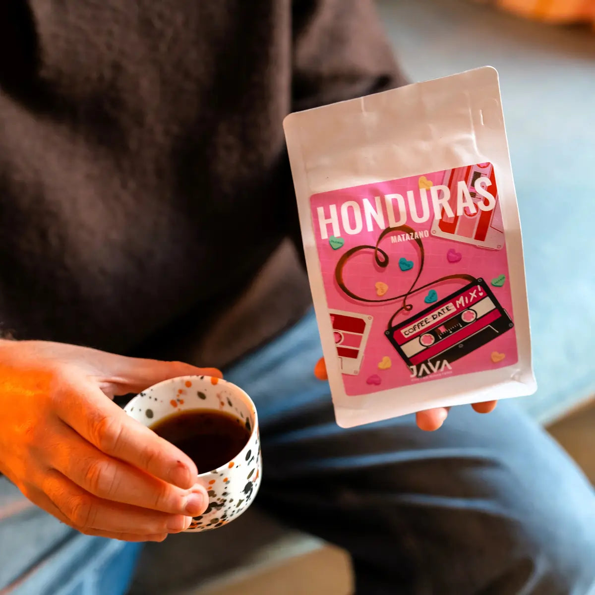 Kawa specialty Honduras JAVA Coffee Roasters – opakowanie kawy Coffee Date Mix i filiżanka czarnej kawy, zdjęcie lifestyle