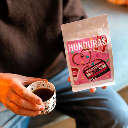 Kawa specialty Honduras JAVA Coffee Roasters – opakowanie kawy Coffee Date Mix i filiżanka czarnej kawy, zdjęcie lifestyle