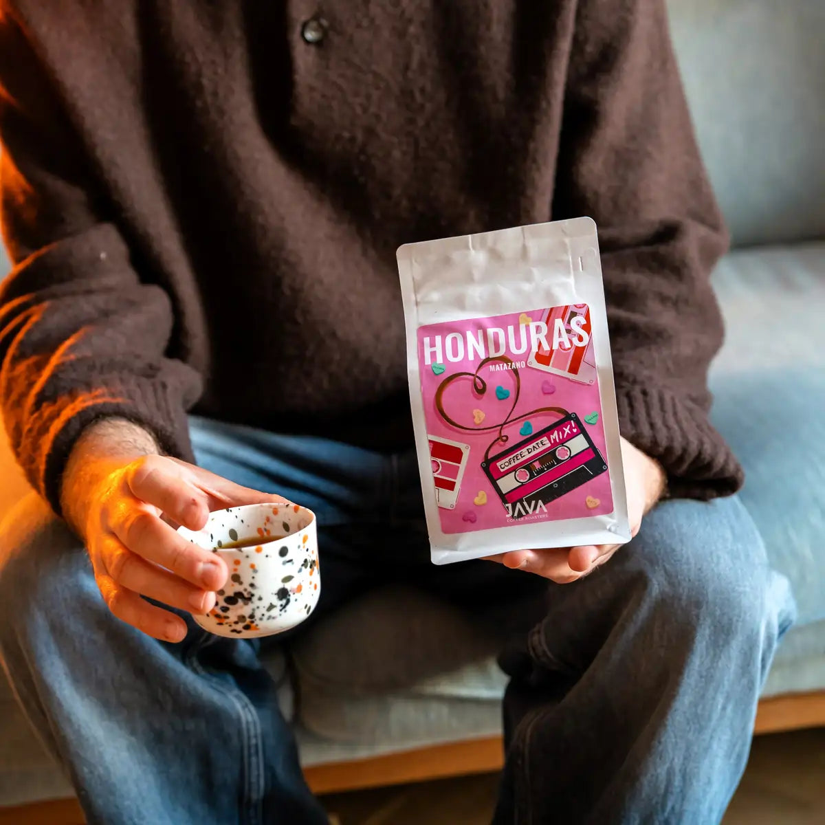 Kawa specialty Honduras JAVA Coffee Roasters – opakowanie kawy trzymane w dłoni i filiżanka espresso, zdjęcie lifestyle
